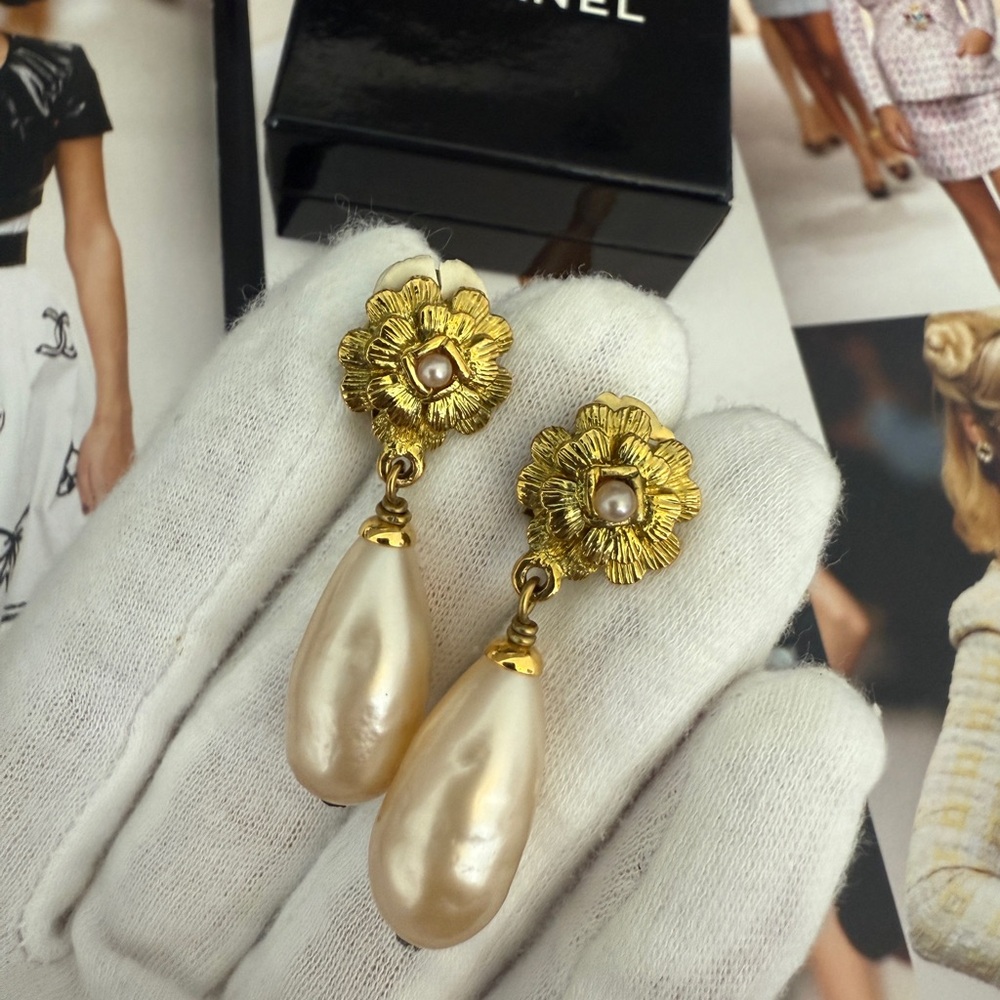 LOT 2186 24K gold plated CHANEL vintage camelia pearl drop clip on earrings